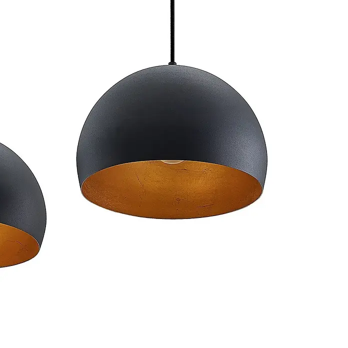 Lindby Pendelleuchte Tarjei - schwarz, Schwarz, gold, E27 - Dunkelgraue Kuppel-Pendelleuchte mit goldfarbener Innenseite und Glühbirne, an schwarzem Kabel hängend.