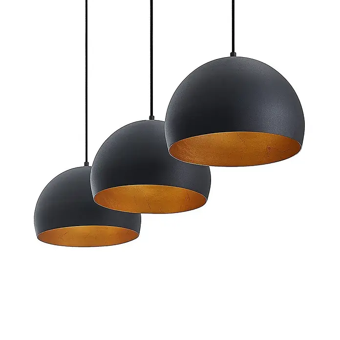 Lindby Pendelleuchte Tarjei - schwarz, Schwarz, gold, E27 - Drei dunkelgraue Pendelleuchten mit goldenen Innenseiten, an schwarzen Kabeln hängend.