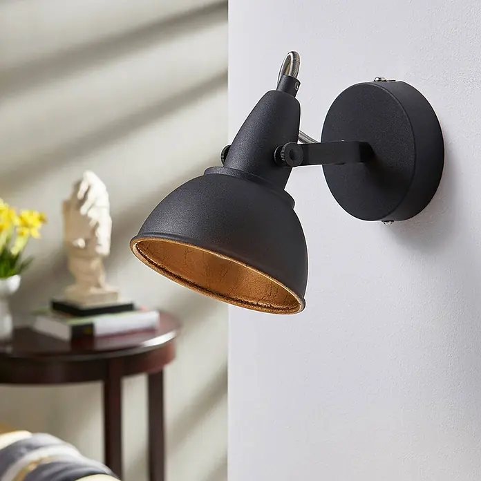 Lindby Deckenstrahler Julin - L x B x H: 16,5 x 11 x 14,5 cm, schwarz, schwarz, E14 - Verstellbarer, mattschwarzer Wandstrahler mit goldener Innenseite, an der Wand montiert.