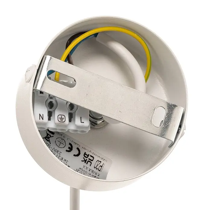 Envostar Pendelleuchte Tira - weiß / opal, weiß, holz hell, E27 - Weiße runde Deckenrosette mit internem Elektroklemmblock (N, Erde, L), Kabeln und einer Metallhalterung.
