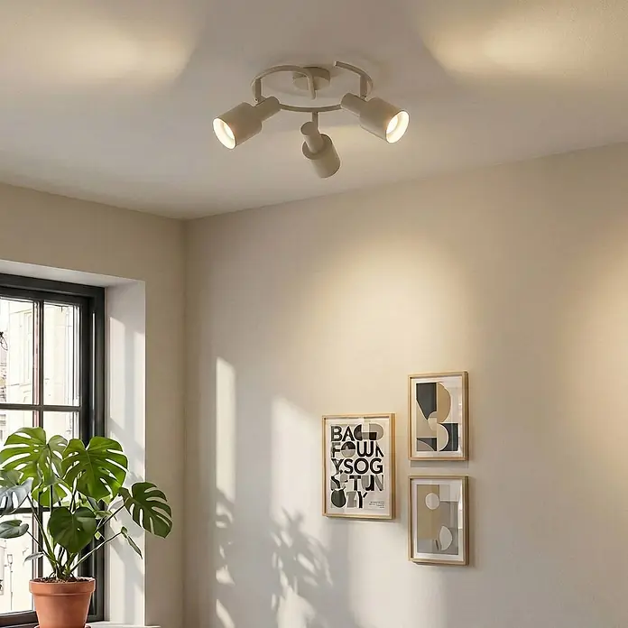 Lindby Deckenstrahler Ovelia - creme / amber, creme / amber, E27 - Eine neutralfarbene Deckenleuchte mit drei verstellbaren Strahlern, an der Decke montiert, die den Raum beleuchtet.