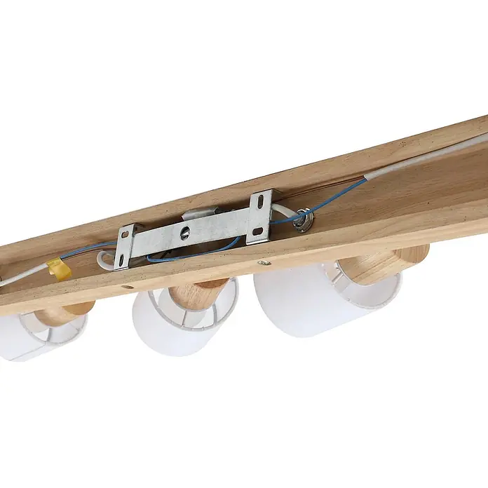 Lindby Deckenstrahler Wanessa - Holz hell, E14 - Unterseite einer Leuchte mit Holzbalken, Metallhalterung, sichtbarer Verkabelung und drei weißen Stoffschirmen.