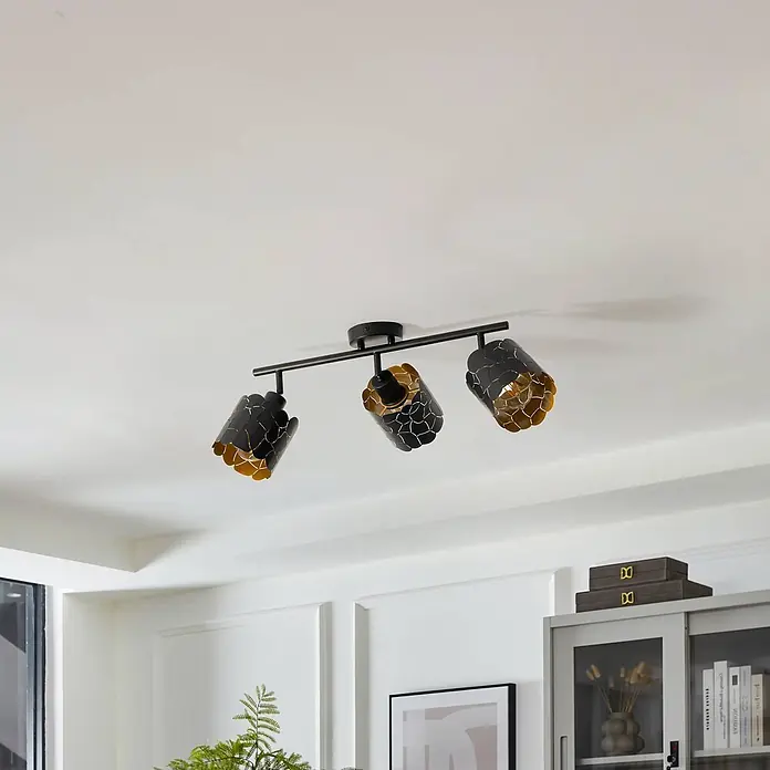 Lindby Deckenstrahler Aralena - schwarz, schwarz, E27 - Schwarzer Deckenspot mit drei verstellbaren Köpfen, geometrischem Muster und goldener Innenseite.