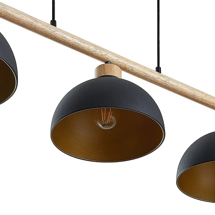 Lindby Pendelleuchte Tirzana - L x B x H: 100 x 25 x 12,5 cm, schwarz, Schwarz, gold, holz hell, E27 - Drei-flammige Pendelleuchte mit Holzstange, schwarzen Kuppelschirmen mit goldener Innenseite und Glühbirnen.