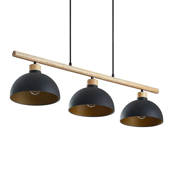 Lindby Pendelleuchte Tirzana - L x B x H: 100 x 25 x 12,5 cm, schwarz, Schwarz, gold, holz hell, E27 - Dreiflammige Pendelleuchte mit Holzstange, drei schwarzen Kuppelschirmen mit goldener Innenseite, an schwarzen Kabeln.