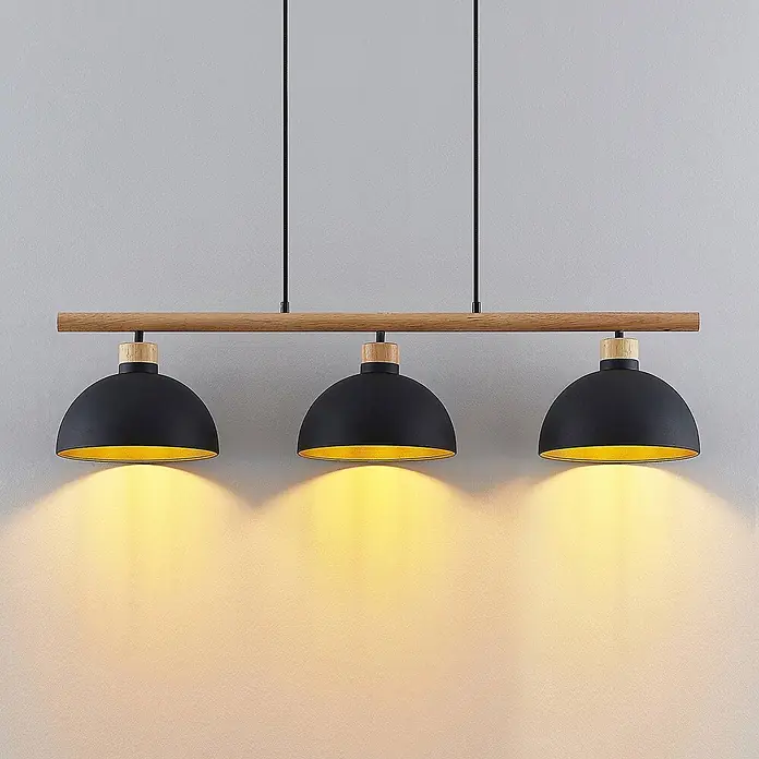 Lindby Pendelleuchte Tirzana - L x B x H: 100 x 25 x 12,5 cm, schwarz, Schwarz, gold, holz hell, E27 - Dreiflammige Pendelleuchte aus Schwarz und Holz mit Kuppelschirmen und goldener Innenseite, spendet warmes Licht.