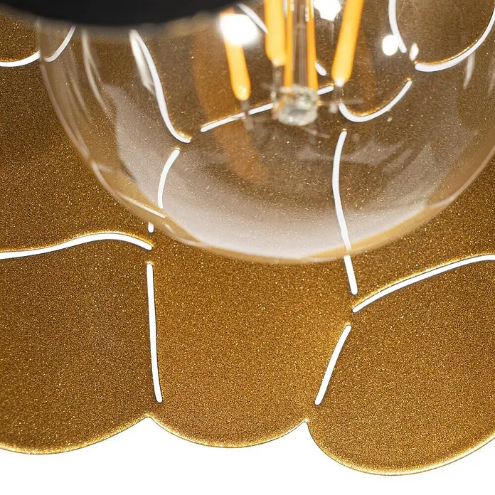 Lindby Deckenstrahler Aralena - schwarz, schwarz, E27 - Nahaufnahme einer goldglitzernden, blütenblattförmigen Lampenfassung mit klarer LED-Birne und sichtbaren Filamenten.