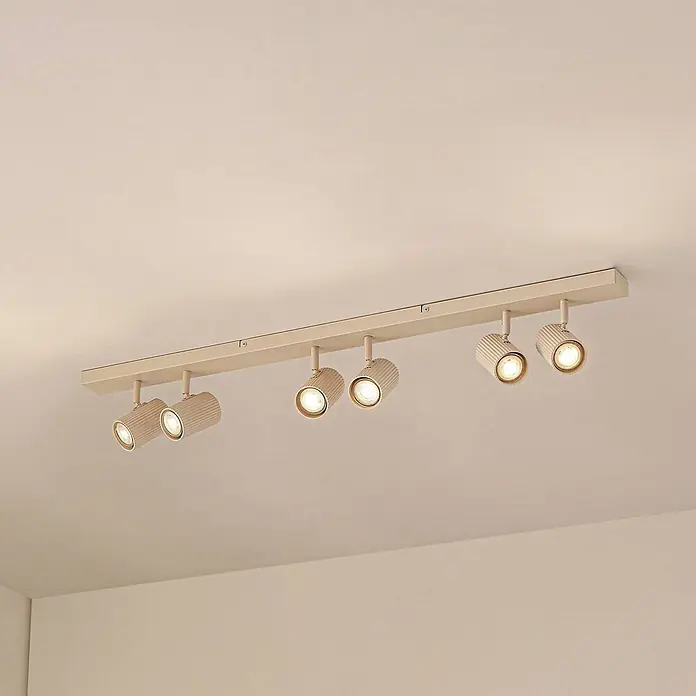Lindby Deckenstrahler Kardis - L x B x H: 100 x 6 x 16 cm, creme / amber, creme / amber, GU10 - Beigefarbene Deckenleuchte mit sechs gerippten Strahlern, die warmes Licht abstrahlen.