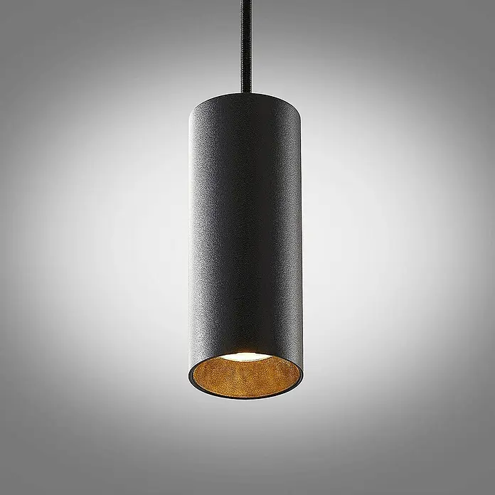 Arcchio Pendelleuchte Ejona - schwarz, Schwarz, GU10 - Schwarze, texturierte zylindrische Pendelleuchte mit goldener Innenseite, strahlt warmes Licht aus.