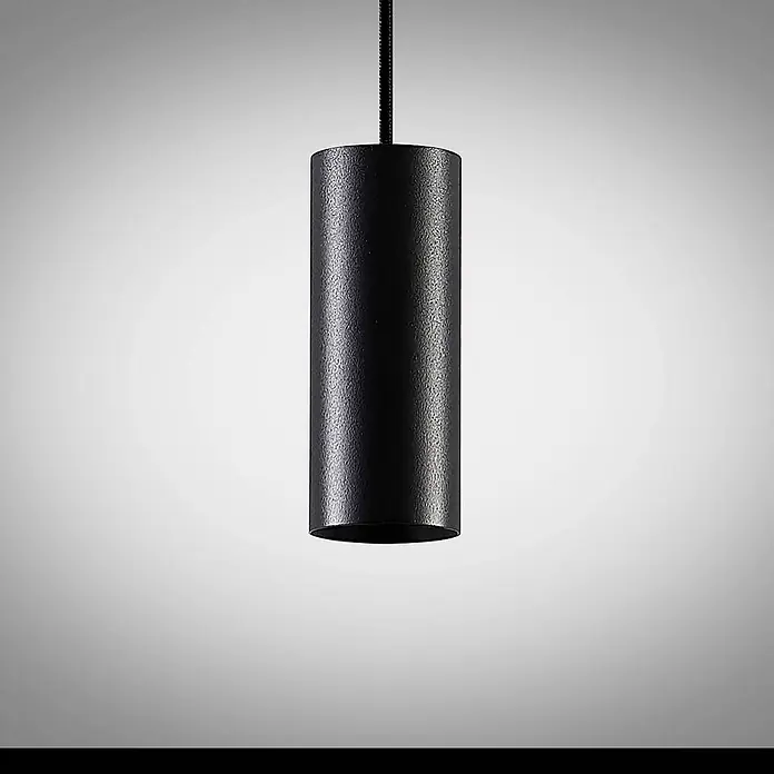 Arcchio Pendelleuchte Ejona - schwarz, Schwarz, GU10 - Schwarze zylindrische Pendelleuchte mit strukturierter Oberfläche, an einem Kabel hängend.