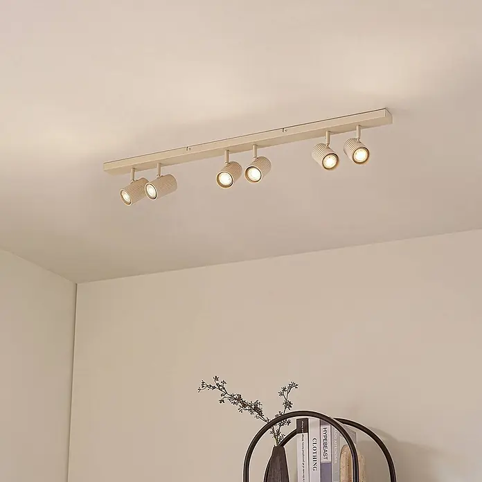 Lindby Deckenstrahler Kardis - L x B x H: 100 x 6 x 16 cm, creme / amber, creme / amber, GU10 - Beigefarbene Deckenleuchte aus Metall mit sechs verstellbaren Strahlern an der Decke montiert.