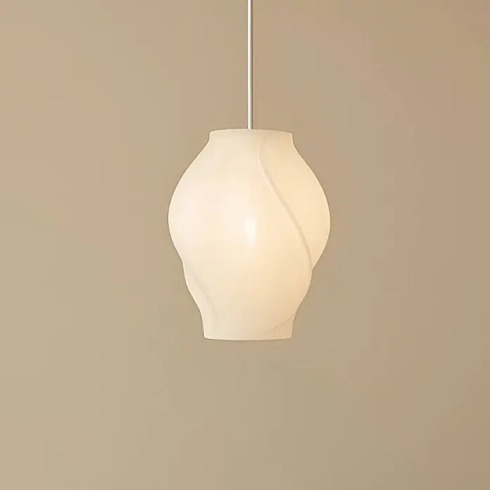 Lucande Pendelleuchte Tovina - L x B x H: 36 x 36 x 40 cm, weiß / opal, weiß, E27 - Eine cremefarbene Pendelleuchte aus Opalglas mit feiner Wirbeltextur, die an einer hellbraunen Wand hängt.