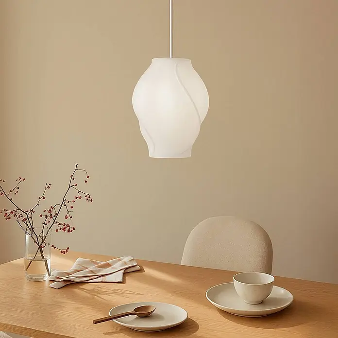 Lucande Pendelleuchte Tovina - L x B x H: 36 x 36 x 40 cm, weiß / opal, weiß, E27 - Pendelleuchte aus mattiertem Weißglas mit gedrehtem Design, über einem hellen Esstisch.