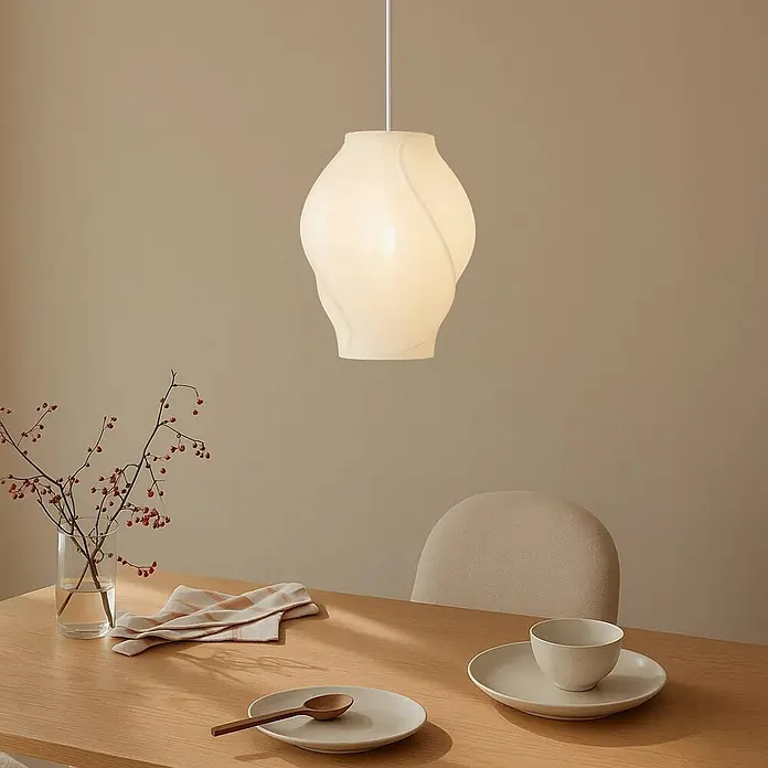 Lucande Pendelleuchte Tovina - L x B x H: 36 x 36 x 40 cm, weiß / opal, weiß, E27 - Weiße spiralförmige Glas-Pendelleuchte beleuchtet einen Holzesstisch.