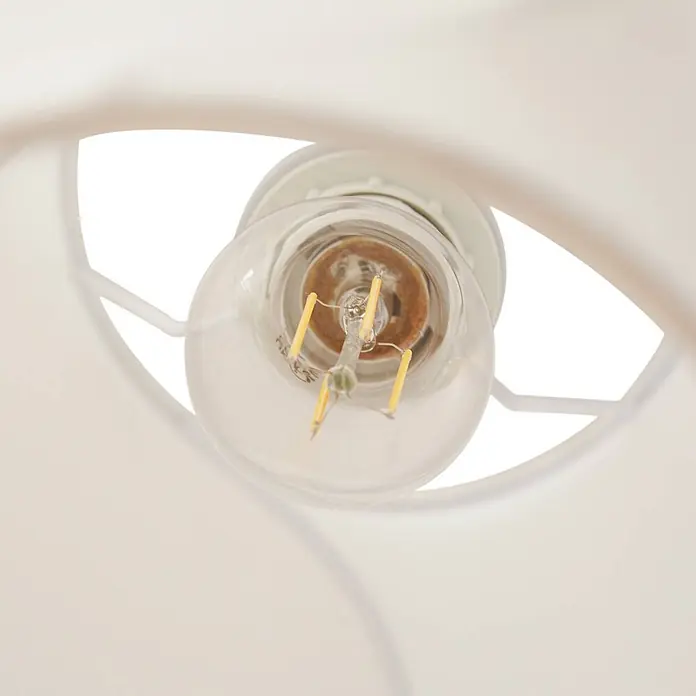 Lucande Pendelleuchte Tovina - L x B x H: 36 x 36 x 40 cm, weiß / opal, weiß, E27 - Klare LED-Filamentbirne mit gelben Details, montiert in einem weißen Lampenschirm.