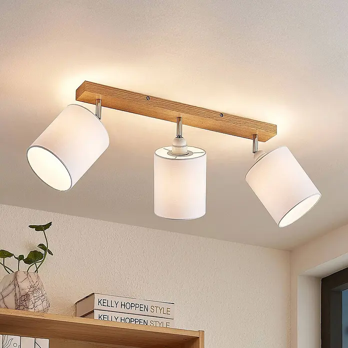 Lindby Deckenstrahler Imarin - Holz hell, weiß / opal, E27 - Deckenstrahlerleiste aus Holz mit drei verstellbaren weißen Stoffschirmen, die warmes Licht spendet.