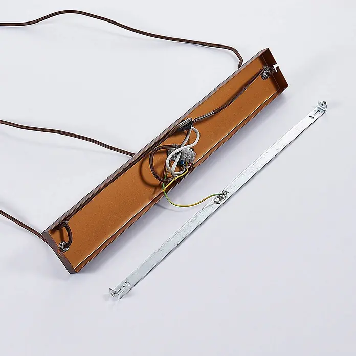 Lindby Pendelleuchte Millina - L x B x H: 70,4 x 15,6 x 25,8 cm, klar / transparent, rostbraun, klar, E27 - Innenansicht einer Leuchte, zeigt braunes Metallgehäuse mit freiliegenden Kabeln und Klemmen, daneben eine silberne Montagehalterung mit Erdungskabel.