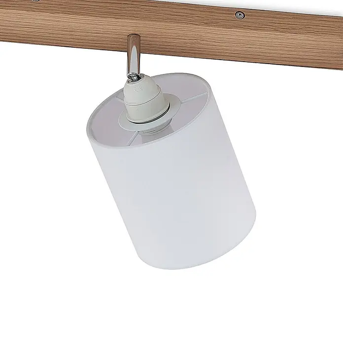 Lindby Deckenstrahler Imarin - Holz hell, weiß / opal, E27 - Weißer zylindrischer Stofflampenschirm an chromfarbener Fassung, befestigt an einer hellbraunen Holzleiste.