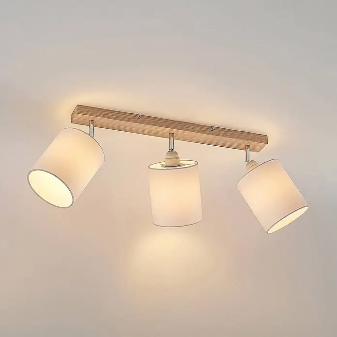 Lindby Deckenstrahler Imarin - Holz hell, weiß / opal, E27 - Deckenleuchte mit Holzleiste und drei verstellbaren, hellen Stoffschirmen.