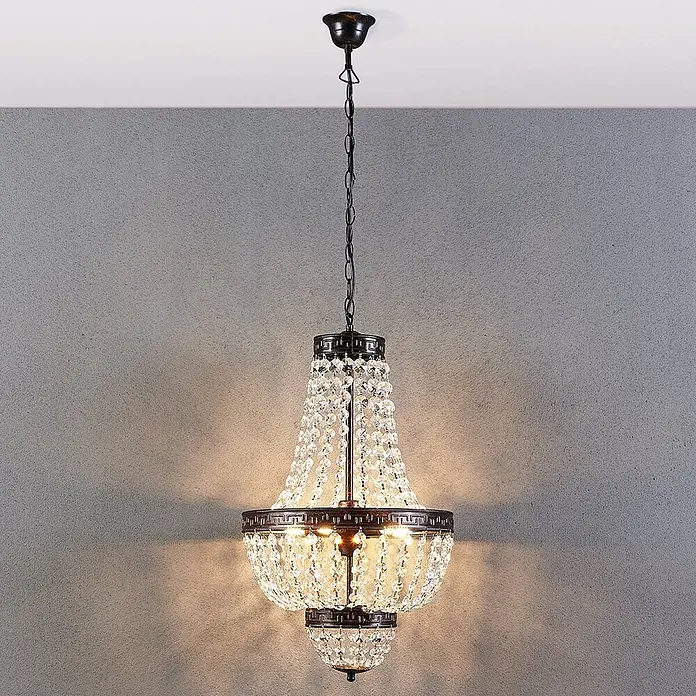 Lindby Pendelleuchte Jorve - L x B x H: 35 x 35 x 150 cm, klar / transparent, Schwarz gold gebürstet, klar, G9 - Antikbronze-Kronleuchter mit klaren Kristallen, von der Decke hängend und warm beleuchtet.