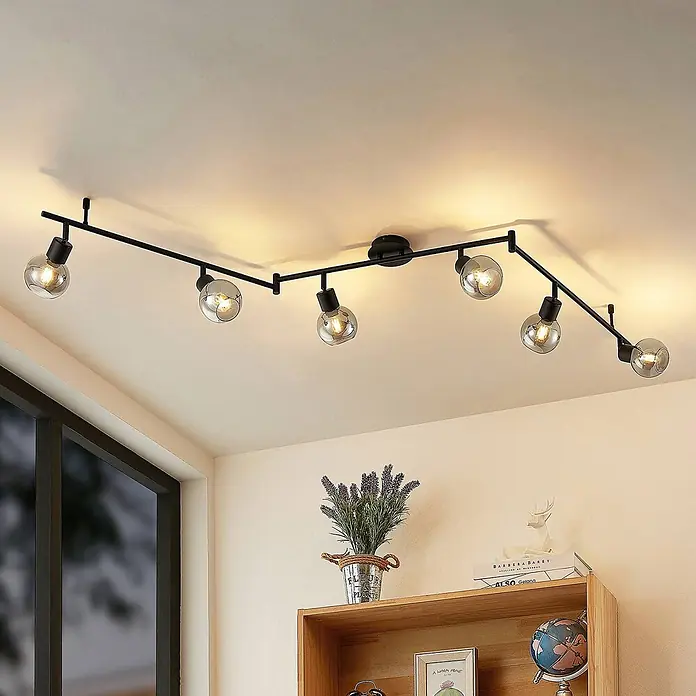Lindby Deckenstrahler Eridia - L x B x H: 180 x 10 x 18,5 cm, schwarz, schwarz, E14 - Schwarze Deckenleuchte mit sechs klaren Glaskugelbirnen, an einer modernen Decke montiert.