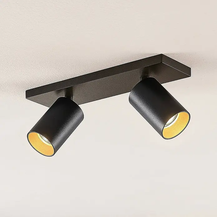 Arcchio Deckenstrahler Brinja - L x B x H: 30,5 x 9 x 12,5 cm, schwarz, schwarz, GU10 - Zwei schwarze, verstellbare Deckenstrahler mit warmgoldener Innenseite auf einer rechteckigen Leiste.