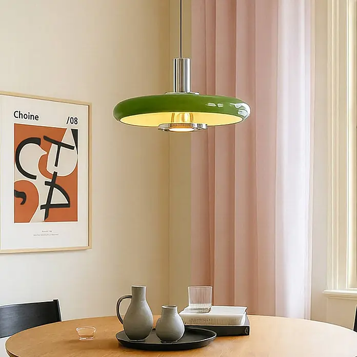 Lindby Pendelleuchte Branford - grün, Grün, E27 - Grüne Pendelleuchte mit breitem, flachem Schirm und Chromdetails, beleuchtet einen Esstisch in modernem Ambiente.