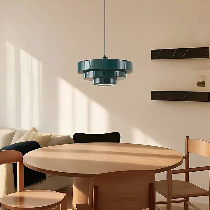Lindby Pendelleuchte Tivra - L x B x H: 35 x 35 x 27 cm, grün, dunkelGrün, E27 - Mehrstufige türkisfarbene Pendelleuchte über einem runden Holzesstisch in einem modernen Raum.