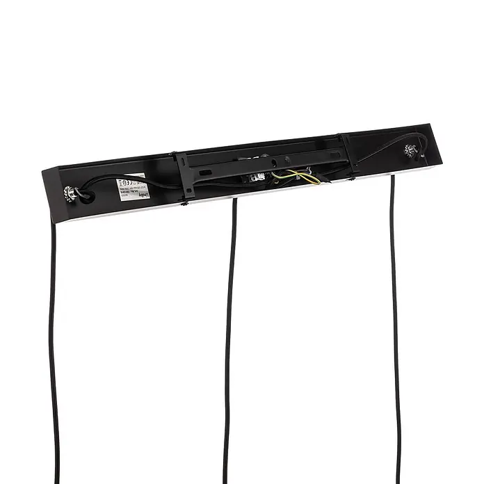 Lindby Pendelleuchte Tsomo - L x B x H: 950 x 18 x 28 cm, schwarz, Schwarz, gold, E27 - Schwarze Unterseite einer linearen Deckenleuchte mit Innenverdrahtung und drei hängenden Kabeln.