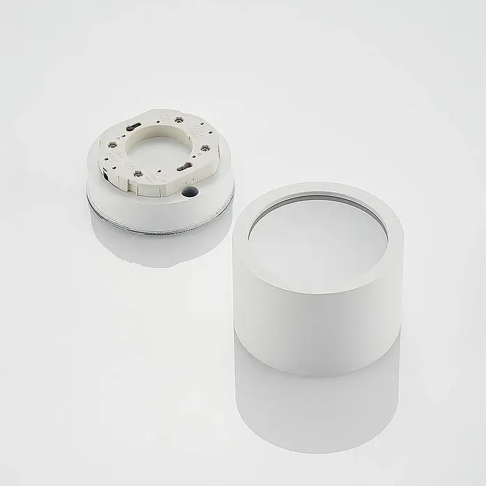 Arcchio Deckenstrahler Nieva - weiß / opal, weiß / opal, 2GX53 - Zweiteilige weiße LED-Aufbauleuchte: eine runde Montagebasis mit elektrischen Anschlüssen und ein zylindrisches Leuchtengehäuse.
