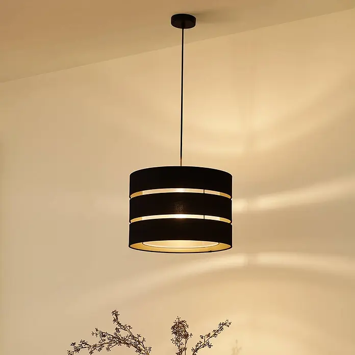 Lindby Pendelleuchte - schwarz, Schwarz, gold, E27 - Schwarze, mehrschichtige Pendelleuchte mit goldenem Interieur, in einem Raum hängend, beleuchtet.