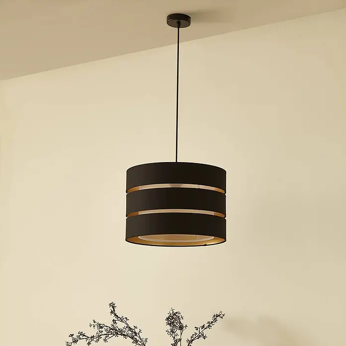 Lindby Pendelleuchte - schwarz, Schwarz, gold, E27 - Schwarze, zylindrische Pendelleuchte mit goldener Innenseite und drei Ebenen, hängt an einer Decke.