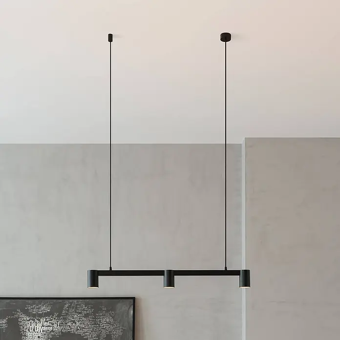 Arcchio Pendelleuchte Brinja - schwarz, Schwarz, GU10 - Schwarze lineare Pendelleuchte mit drei integrierten Strahlern, von der Decke hängend.