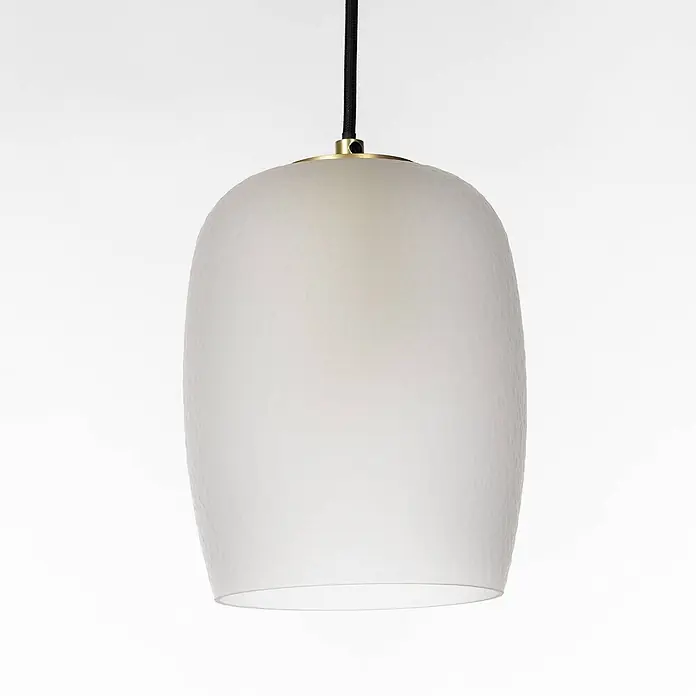 Lucande Pendelleuchte Taylan - L x B x H: 70 x 16,2 x 20 cm, weiß / opal, messing, sandweiß, G9 - Weiße Pendelleuchte aus strukturiertem Glas mit Messingfassung und schwarzem Kabel.