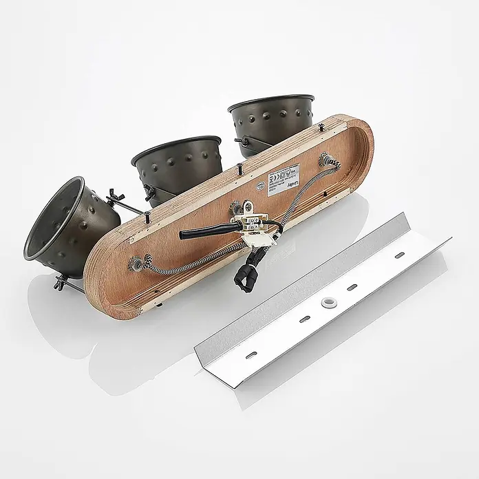 Lindby Deckenstrahler Rubinjo - L x B x H: 45 x 16 x 17,5 cm, schwarz, GU10 - Demontierte Schienenleuchte mit Holzsockel, drei dunkelgrauen Metallschirmen, Verkabelung und separater Montagehalterung.