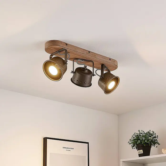 Lindby Deckenstrahler Rubinjo - L x B x H: 45 x 16 x 17,5 cm, schwarz, GU10 - Rustikaler Deckenstrahler mit Holzleiste und drei verstellbaren dunkelbraunen Metalllampen, zwei davon leuchten.