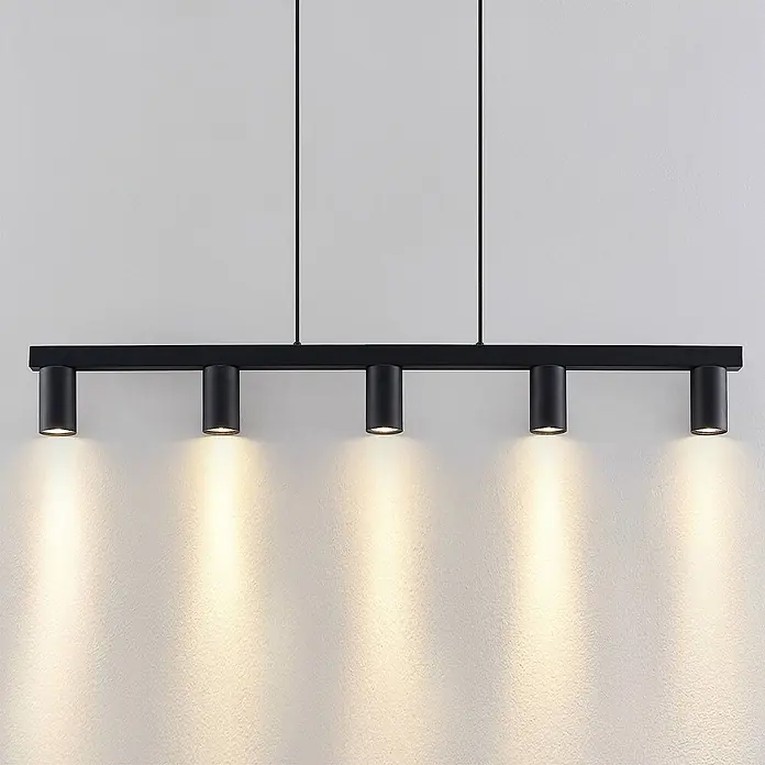 Lindby Pendelleuchte Baliko - schwarz, Schwarz, GU10 - Schwarze lineare Pendelleuchte mit fünf zylindrischen Strahlern, die nach unten leuchten.