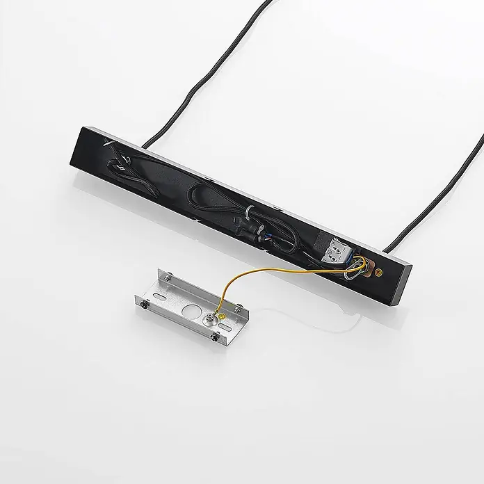Lindby Pendelleuchte Baliko - schwarz, Schwarz, GU10 - Innenansicht einer schwarzen linearen Leuchte mit Verkabelung und abgenommener silberner Metall-Montagehalterung mit gelbem Erdungskabel.