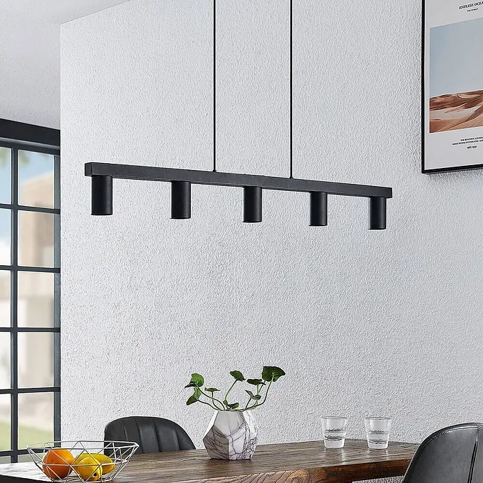 Lindby Pendelleuchte Baliko - schwarz, Schwarz, GU10 - Schwarze lineare Pendelleuchte aus Metall mit fünf zylindrischen Strahlern, ideal für Esstische.