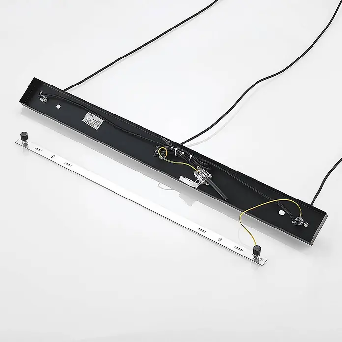 Lindby Pendelleuchte Canyana - schwarz, Schwarz, E27 - Schwarzes rechteckiges Leuchtengehäuse mit interner Verkabelung und separater silberner Montagehalterung.