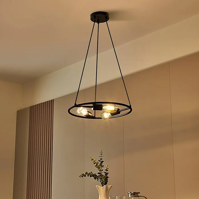 Lucande Pendelleuchte Linnard - L x B x H: 45 x 45 x 1,3 cm, Schwarz, E27 - Schwarzer Kronleuchter aus Metall mit drei freiliegenden Glühbirnen, hängt in einem modernen Raum von der Decke.