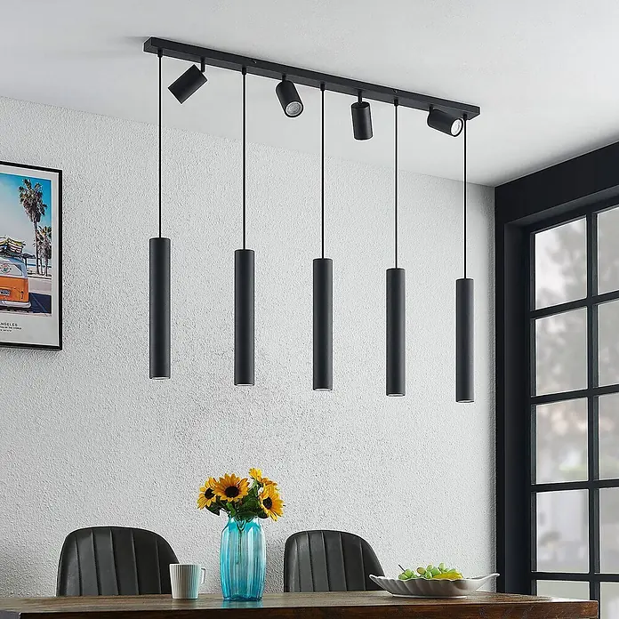 Lindby Pendelleuchte Sanad - L x B x H: 116 x 6 x 40 cm, schwarz, sandSchwarz, GU10 - Schwarze lineare Deckenleuchte mit integrierten Strahlern und zylindrischen Pendelleuchten über einem Esstisch.