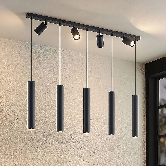 Lindby Pendelleuchte Sanad - L x B x H: 116 x 6 x 40 cm, schwarz, sandSchwarz, GU10 - Schwarze Deckenleuchte mit fünf zylindrischen Pendelleuchten und fünf verstellbaren Strahlern. Einige Lichter sind an.