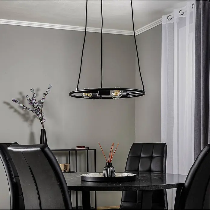 Lucande Pendelleuchte Linnard - L x B x H: 45 x 45 x 1,3 cm, Schwarz, E27 - Schwarze Hängelampe aus Metall in Ringform mit Glühbirnen, über einem schwarzen Esstisch.