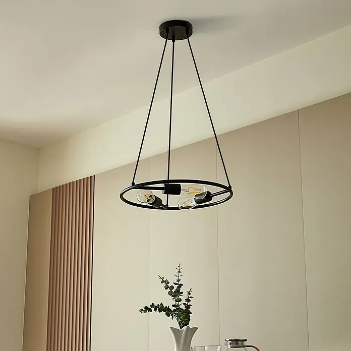 Lucande Pendelleuchte Linnard - L x B x H: 45 x 45 x 1,3 cm, Schwarz, E27 - Schwarze, ringförmige Pendelleuchte aus Metall mit drei sichtbaren Glühbirnen, hängt von der Decke in einem modernen Raum.