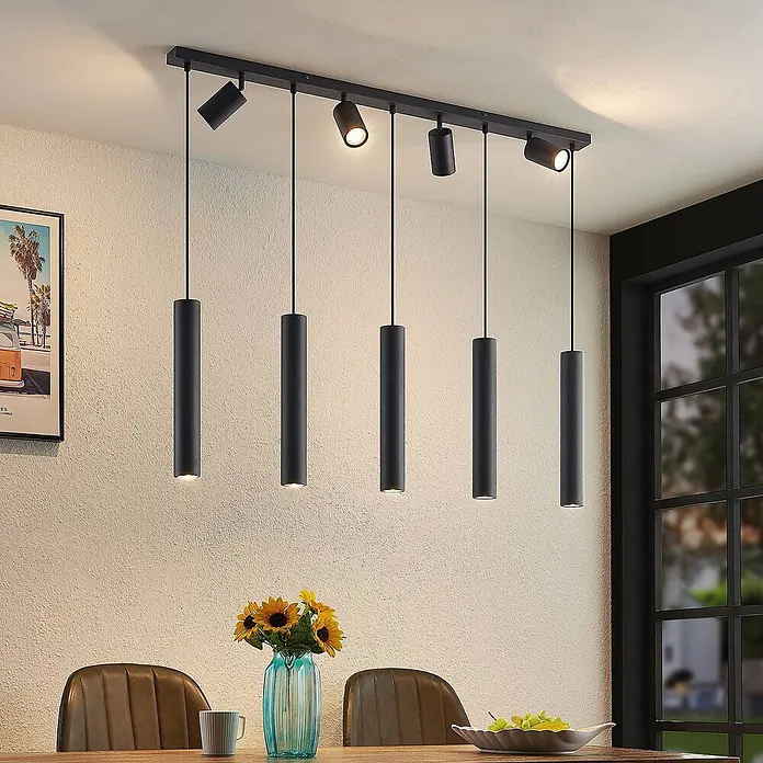 Lindby Pendelleuchte Sanad - L x B x H: 116 x 6 x 40 cm, schwarz, sandSchwarz, GU10 - Schwarze Schienenleuchte mit fünf Pendelleuchten und zwei Spots über einem Esstisch.
