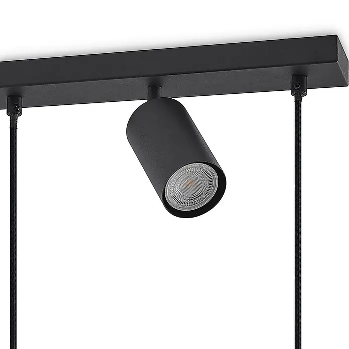 Lindby Pendelleuchte Sanad - L x B x H: 116 x 6 x 40 cm, schwarz, sandSchwarz, GU10 - Schwarze lineare Deckenleuchte mit einem verstellbaren zylindrischen Strahler und zwei geflochtenen Hängekabeln, mit LED-Leuchtmittel.