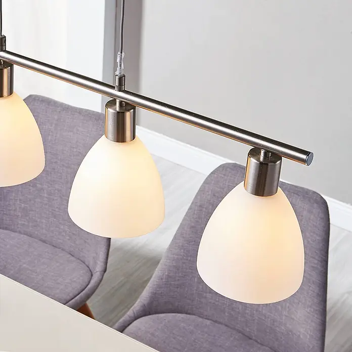 Lindby Pendelleuchte Simeon - L x B x H: 72,5 x 13 x 12 cm, weiß, nickel matt, E14 - Lineare Pendelleuchte mit gebürsteter Metallstange und drei satinierten Glasschirmen, beleuchtet einen Essbereich.