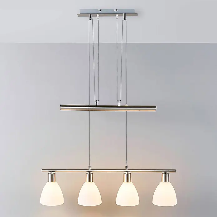 Lindby Pendelleuchte Simeon - L x B x H: 72,5 x 13 x 12 cm, weiß, nickel matt, E14 - Hängeleuchte aus gebürstetem Metall mit vier konischen weißen Glasschirmen, an einer rechteckigen Deckenhalterung.