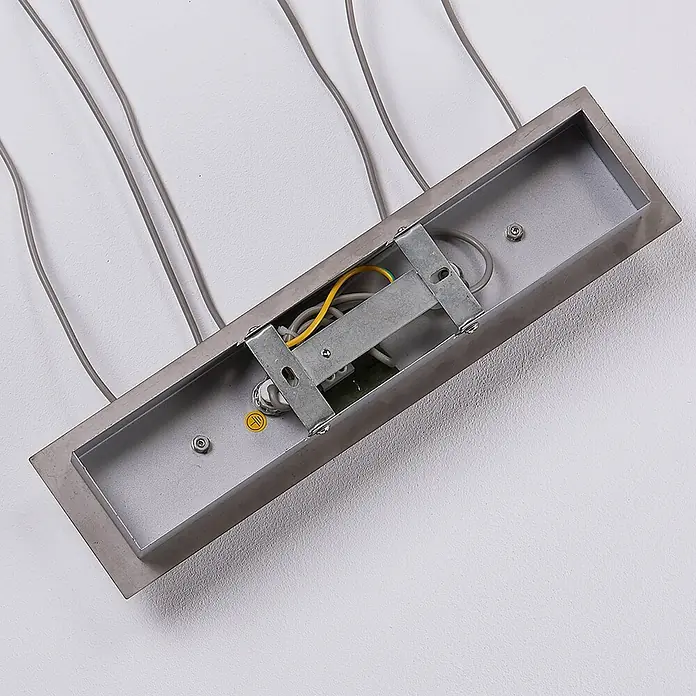 Lindby Pendelleuchte Simeon - L x B x H: 72,5 x 13 x 12 cm, weiß, nickel matt, E14 - Graues Metallgehäuse einer Deckenleuchte mit internen Kabeln und Befestigung.